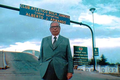Alberto J. Armando, presidente de Boca Juniors en las décadas del 60 y 70, frente a la Ciudad Deportiva que él mismo ideó para agrandar la infraestructura del club y realizar un megaestadio
