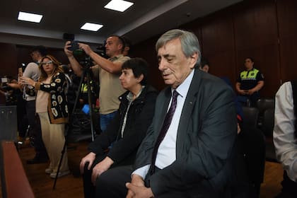 Alberto Lebbos en el momento de escuchar el veredicto del tribunal que absolvió al acusado por homicidio de su hija