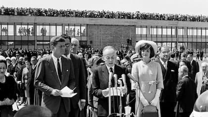 Alberto Lleras Camargo, entonces presidente de Colombia, junto a John F. y Jacqueline Kennedy, en su visita a Bogotá. Fue la segunda vez que un presidente estadounidense visitó el país