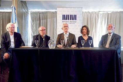 Alberto Manguel ganó el Formentor en 2017; aquí, con Basilio Baltasar