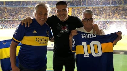 Alberto Márcico, Juan Román Riquelme y Ángel Clemente Rojas en la cancha de Boca