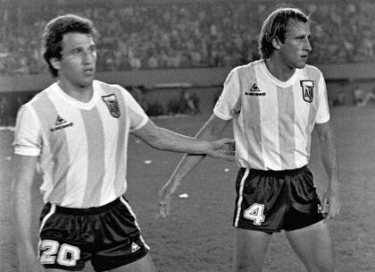 Alberto Márcico y Roberto Mouzo, titulares en el triunfo argentino sobre Brasil, el 24 de agosto de 1983
