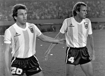 Alberto Mrcico y Roberto Mouzo, titulares en el triunfo argentino sobre Brasil, el 24 de agosto de 1983