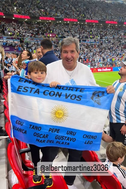 Alberto Martínez, el papá del arquero de la selección Emiliano Dibu Martínez, también estuvo presente en la victoria de la Argentina contra Australia