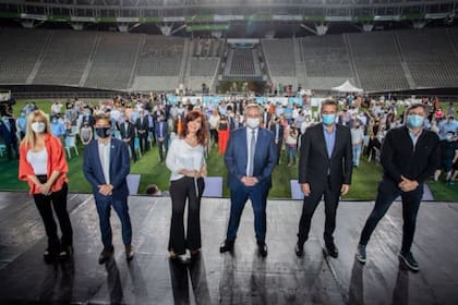 Cristina Kirchner, con Magario, Kicillof, Alberto Fernández, Massa y Máximo Kirchner, en el acto de La Plata donde la vicepresidenta marcó las urgencias económicas del Frente de Todos