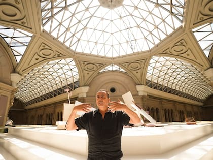 Alberto Negrin, director del Centro Cultural Borges, en una espacio octogonal de visuales únicas que está al servicio de grandes instalaciones