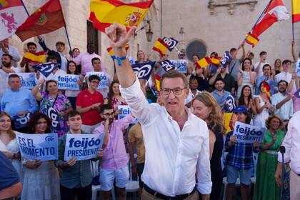 Alberto Núñez Feijoo (C), el líder del partido opositor derechista español Partido Popular (PP), saluda a sus partidarios antes de una reunión electoral como parte de la campaña para las elecciones generales de España, antes de las elecciones generales del 23 de julio, en Burgos el 13 de julio de 2023. (Foto de CÉSAR MANSO / AFP)