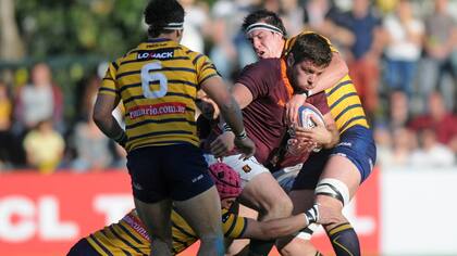 Alberto Porolli, pilar de Newman, avanza en el complicado partido que su equipo le ganó a Regatas