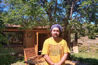 El chef mapuche que cocina todo con lo que él tiene en Villa Pehuenia, excepto por un producto