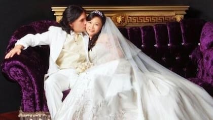 Alberto Recalde es músico y viajó a Singapur hace más de diez años contratado por una banda. Luego se casó con Lena Lim y ahora se dedica a la música.