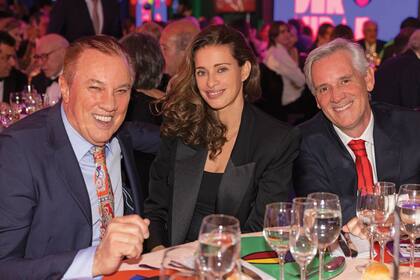 Alberto Roemmers, Georgina Pontoriero de Alliata y Juan Pablo Bagó, a pura charla.