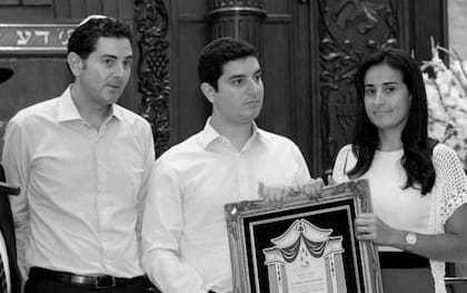 Alberto Safra, a la izquierda, junto a sus hermanos, David y Esther