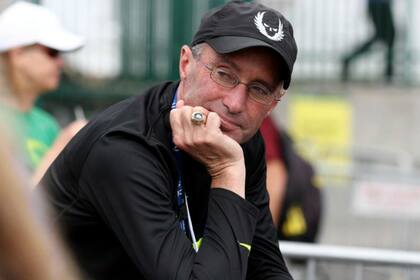 Alberto Salazar, permanentemente, en el ojo de la tormenta