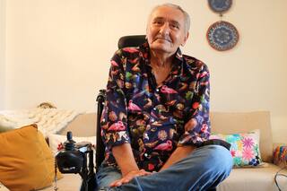 No puede caminar y se propuso ayudar a 50 personas en su misma situación