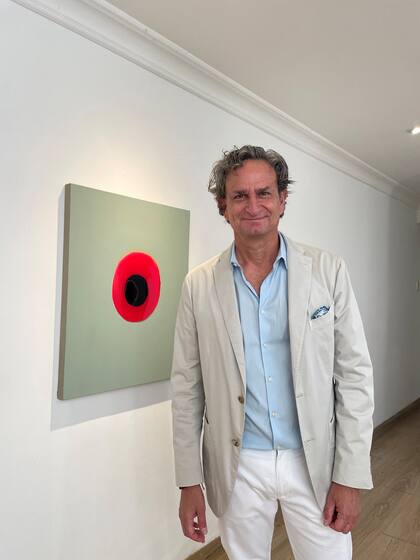 Alberto "Tito" Rebaza con obra de Tony Vázquez-Figueroa en La Residencia de Al Lado