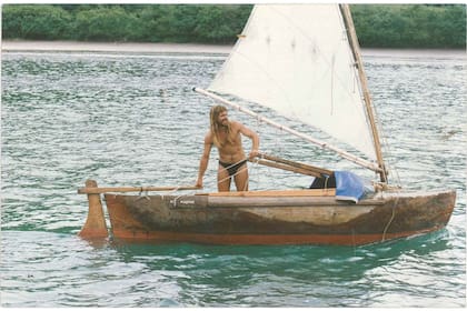 A bordo de la pequeña Ave Marina, navegó 40 días en soledad para llegar a la Polinesia 