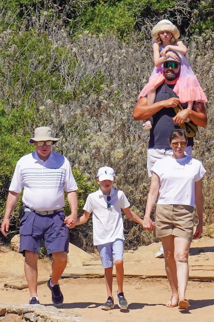 Alberto y Charlene de la mano de Jacques durante una caminata
por las islas Les Sanguinaires (Córcega). Detrás de ellos, y muy cómoda
sobre los hombros de uno de sus guardaespaldas, Gabriella.