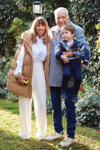 Alberto y Estefanía junto a su hijo de 2 años y medio. Se conocieron en 2012 y en 2018 formalizaron su romance. Al año siguiente se casaron: los 48 años de diferencia entre ellos no los desalentó. El 17 de septiembre de 2021 fueron padres de Emilio.