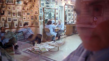 Alberto y Luis, una barbería típica del barrio fotografiada en 1997