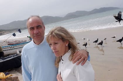 Alberto y Patricia Malvino, en una playa de Garopaba, en uno de sus viajes por temas judiciales