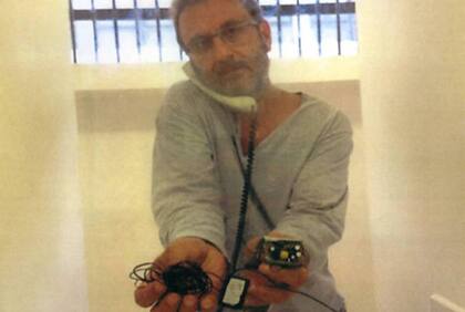 Alberto Youssef, preso en Curitiba, muestra un presunto dispositivo de escucha oculto en su celda