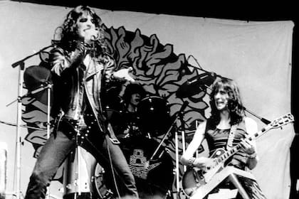 Alberto Zamarbide al frente de V8, en B.A.Rock 82