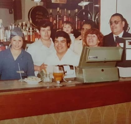 Albino Saucedo con Manuel en brazos