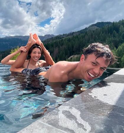 Albon con su novia en las vacaciones