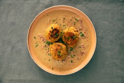 Albóndigas veganas con salsa de curry y coco