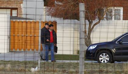 Una imagen de 2012. El escribano Leandro Albornoz y el contador Víctor Manzanares salen de la casa de la entonces presidenta Cristina Fernández de Kirchner, en la calle calle Mascarello, en Río Gallegos. El quiebre final en la relación se dio cuando Manzanares, desde prisión, le pidió ayuda y ella, cuenta el contador, se excusó diciendo que "no podía hacer nada" porque era "una simple jubilada".