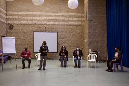Alburquerque, a la derecha, participa en un ejercicio de meditación para ladrones de cuello blanco