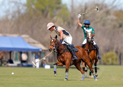 Albwardy marcando una infracción del rival: el dubaití responde a los requerimientos del equipo y se sorprende con la velocidad de este polo