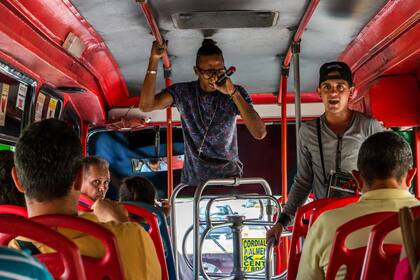 Alca es un joven venezolano que llegó a Barranquilla, Colombia, con la ilusión de ganarse la vida