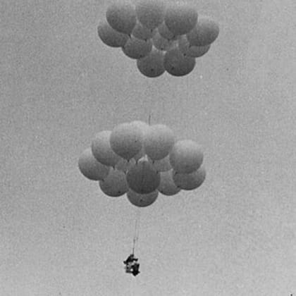 Alcanzó los 4870 metros con globos meteorológicos y una silla común (Foto: Instagram @lawnchairpilot)