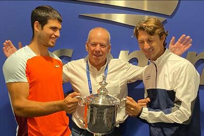 Alcaraz, Antonio Cascales (histórico coach de Ferrero) y el propio Mosquito, con el primer trofeo de Grand Slam que obtuvo Carlitos, en el US Open 2022
