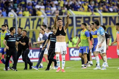 Alcaraz celebra su gol, que generó una reacción desmedida de varios futbolistas de Boca