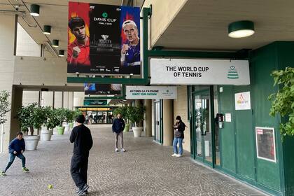 Alcaraz en la cartelería del BolognaFiere, uno de los pocos rastros que quedan del español en el predio del Final 8 de la Copa Davis