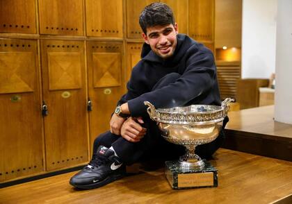 Alcaraz posa con el trofeo de campeón de Roland Garros en el vestuario del Philippe Chatrier