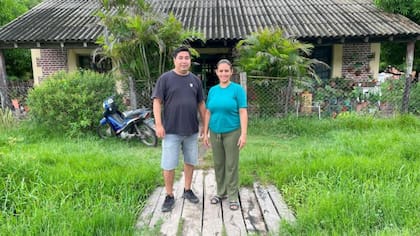 Alcides Manena y Eva Noguera, un periodista y una profesora que viven en Puerto Casado desde que nacieron.