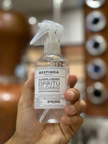 Alcohol al 70% producido en la destilería que produce el gin premium Restinga