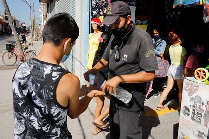 Alcohol en gel, una de las medidas de protección que se mantiene en la feria de Lomas de Zamora