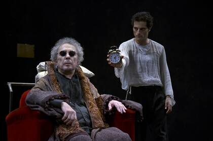 Alcón, como Hamm, y Furriel, como Clov, en la puesta que se verá a partir de mañana en el Teatro San Martín