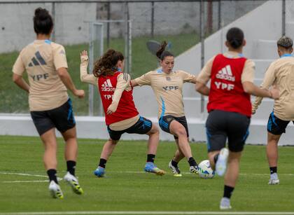 Aldana Cometti, en pleno entrenamiento para la Copa América; es una de las referentes del plantel