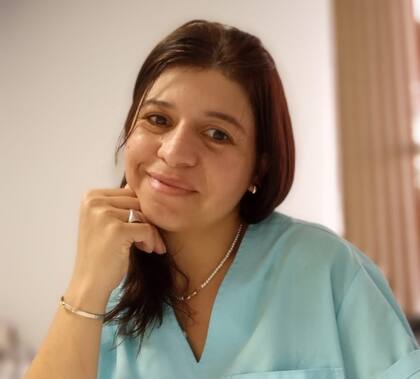 Aldana con su guardapolvo de nutricionista.