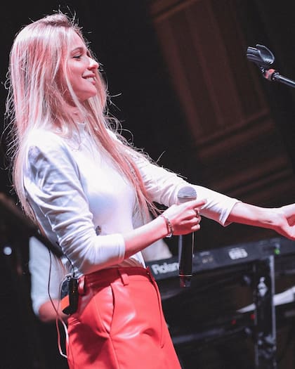 Aldana Masset, la nueva cantante de la banda platantese Agapornis. Fotos/Instagram: @agapornisagp