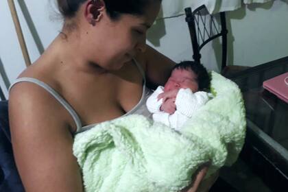 Aldana y Emma en su casa de Burzaco