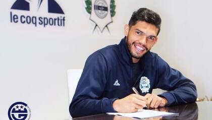 Alderete sonríe al firmar su contrato con Gimnasia y Esgrima La Plata en 2017.