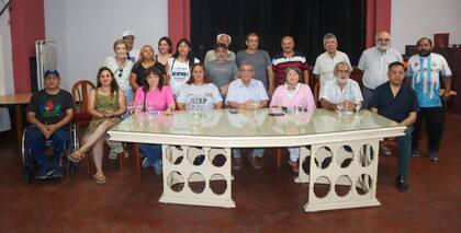 Alderete y D'Elía, con otros dirigentes en una conferencia de prensa, este lunes, para anunciar la marcha de mañana