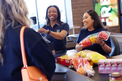 Aldi es una de las cadenas de supermercados de bajo costo más grandes del mundo y cuenta con 1300 tiendas en Estados Unidos