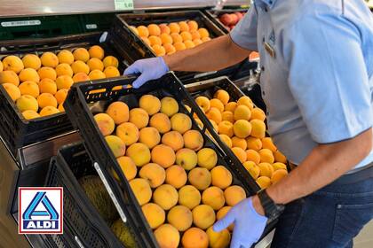 Aldi tiene 35 vacantes disponibles para cajeros. Estas posiciones implican operar cajas registradoras y otras máquinas y reabastecer los estantes, entre otras tareas (Archivo)